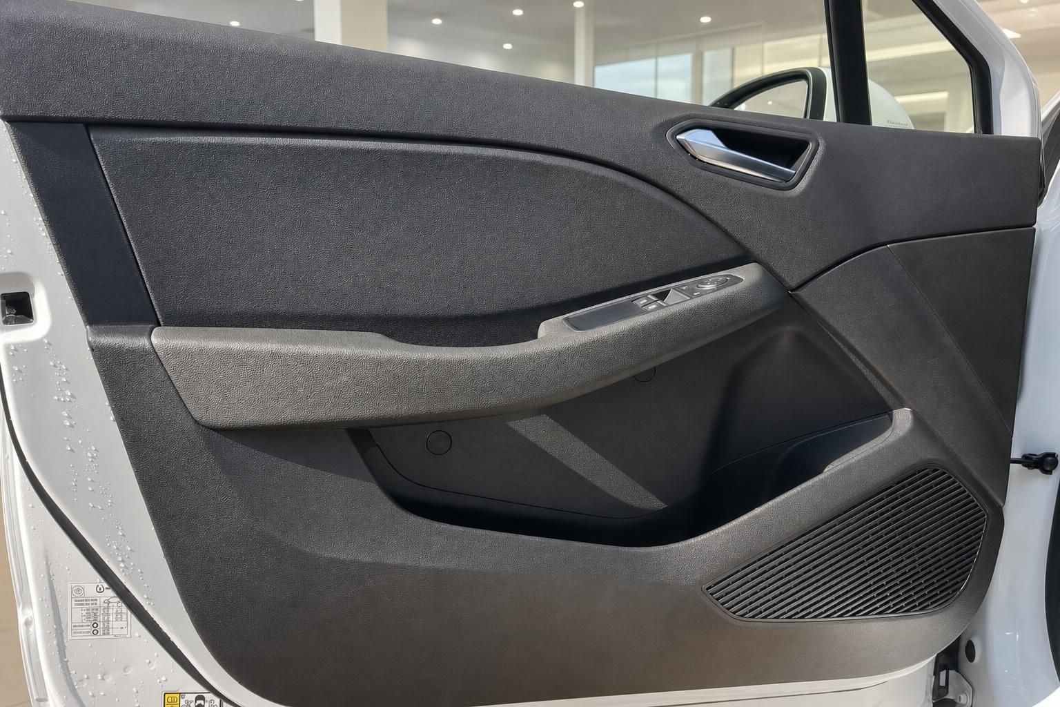 Fahrzeug Innenraum Türverkleidung hinten mit Fensterhebersch alter und Türgriff in grau-schwarzem Design