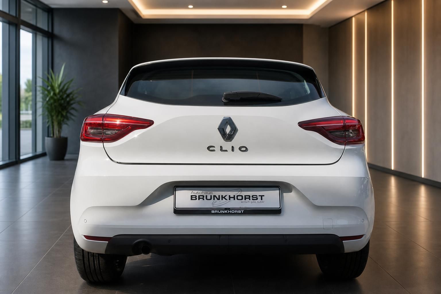 Renault Clio V weiss Heckansicht im Showroom Autohaus Brunkhorst