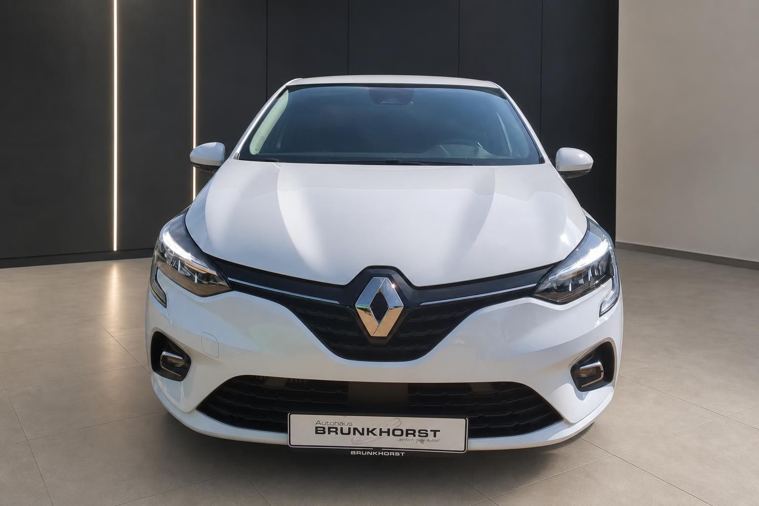 Renault Clio V weiss Frontansicht im Autohaus Brunkhorst