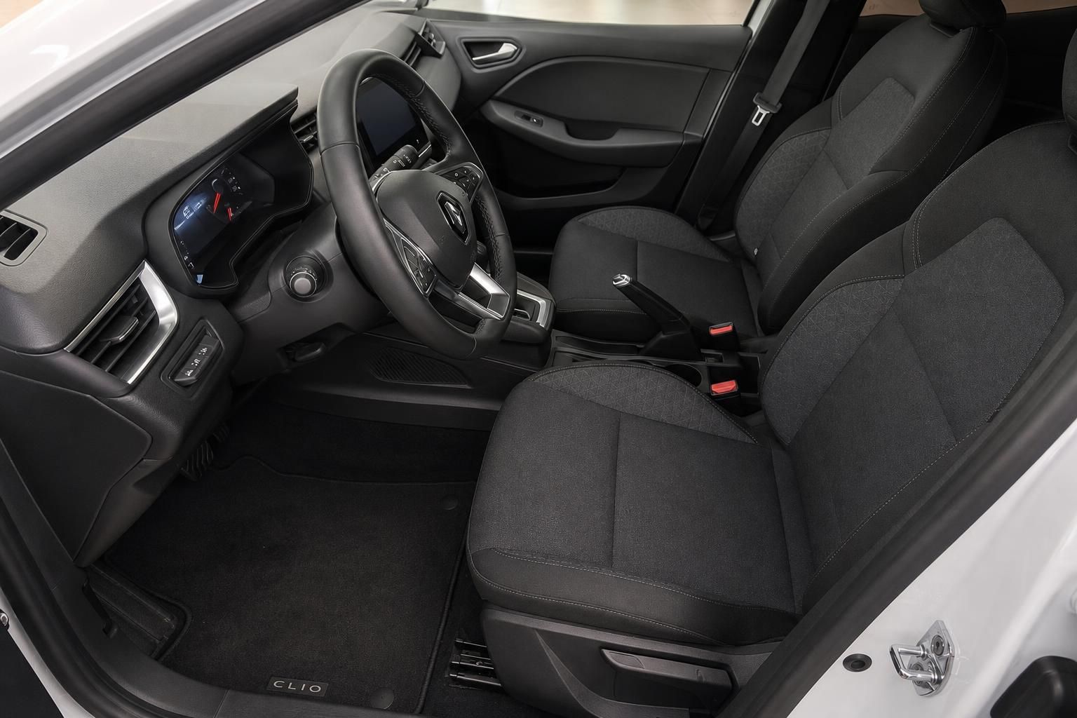 Renault Clio V Innenraum Fahrersitz Lenkrad und Cockpit schwarze Sitze