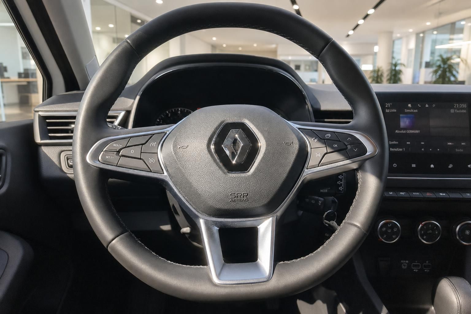 Renault Innenraum – Lenkrad mit Multifunktionstasten und Renault-Logo im Autohaus