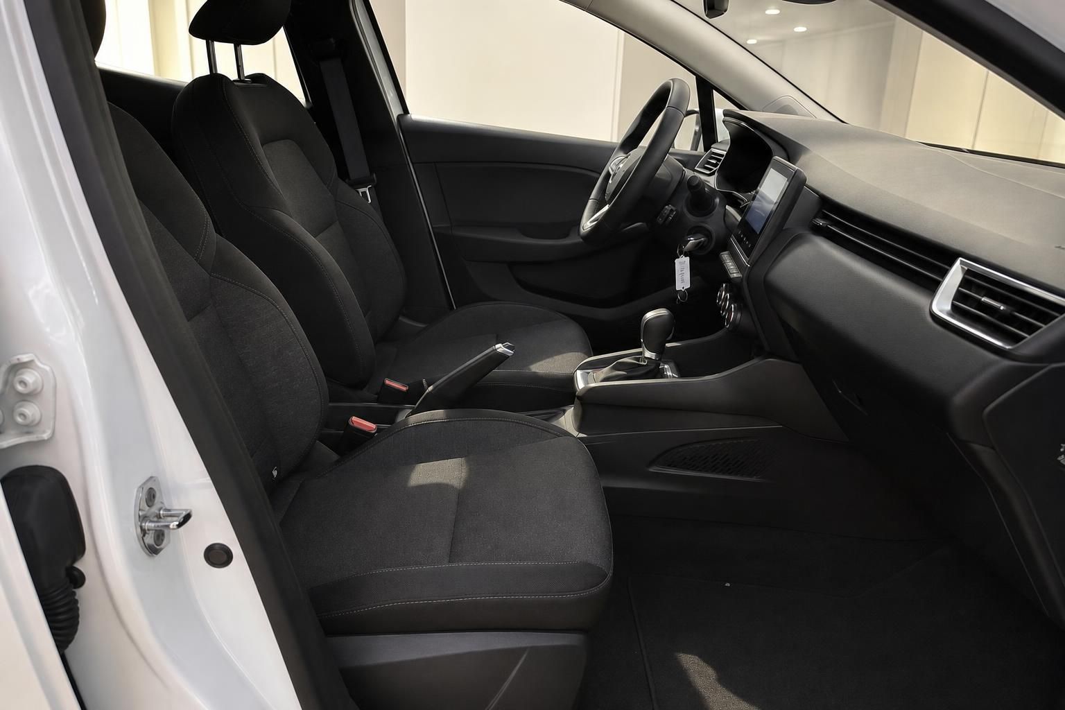 Renault Innenraum – Vordersitze mit schwarzem Stoff, Mittelkonsole und Lenkrad