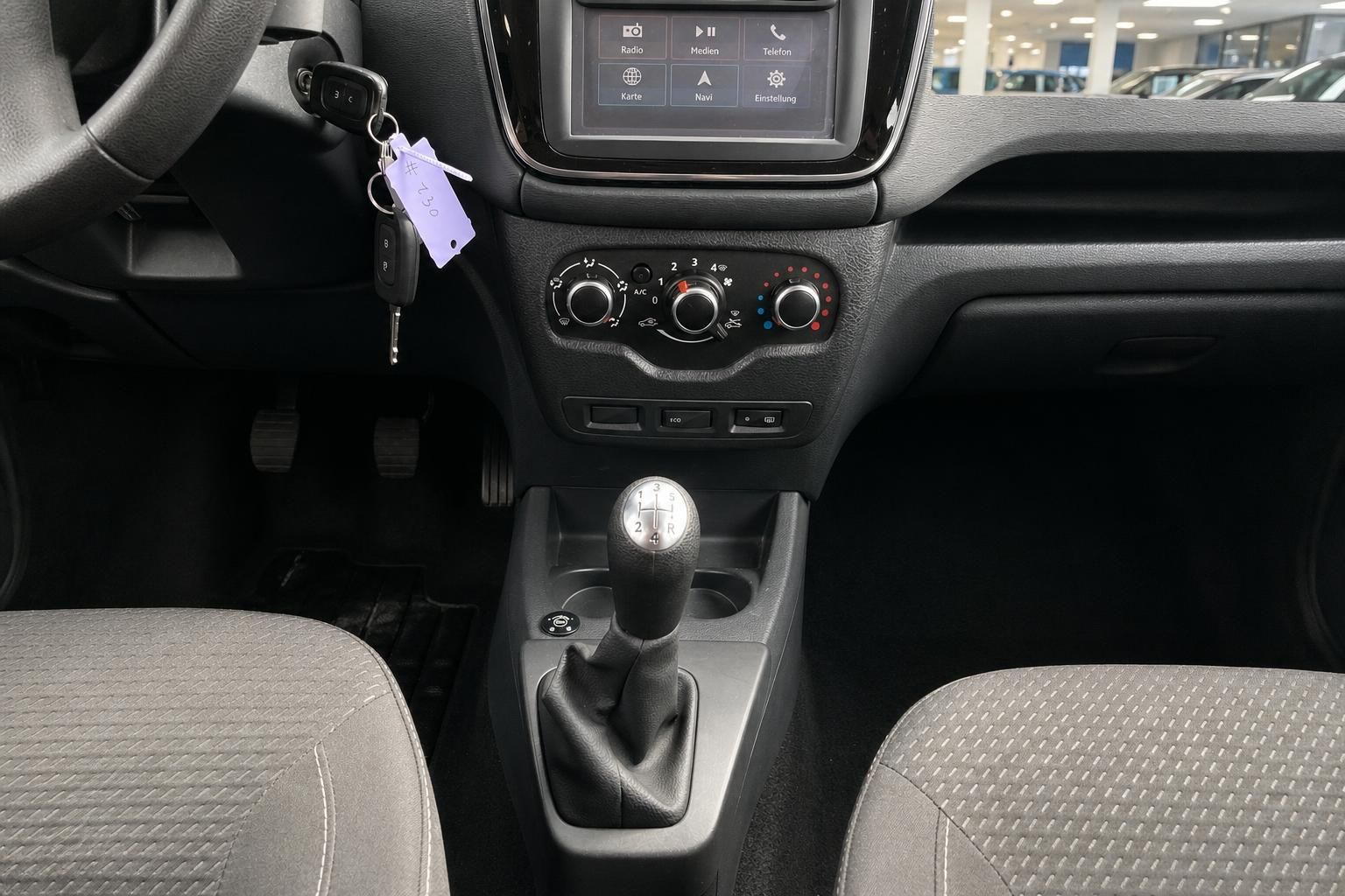 Dacia Mittelkonsole mit Schaltknauf und Multimediadisplay