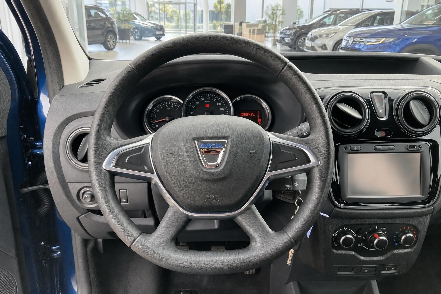 Dacia Lodgy Innenraum Lenkrad und Cockpit mit Tacho im Detail