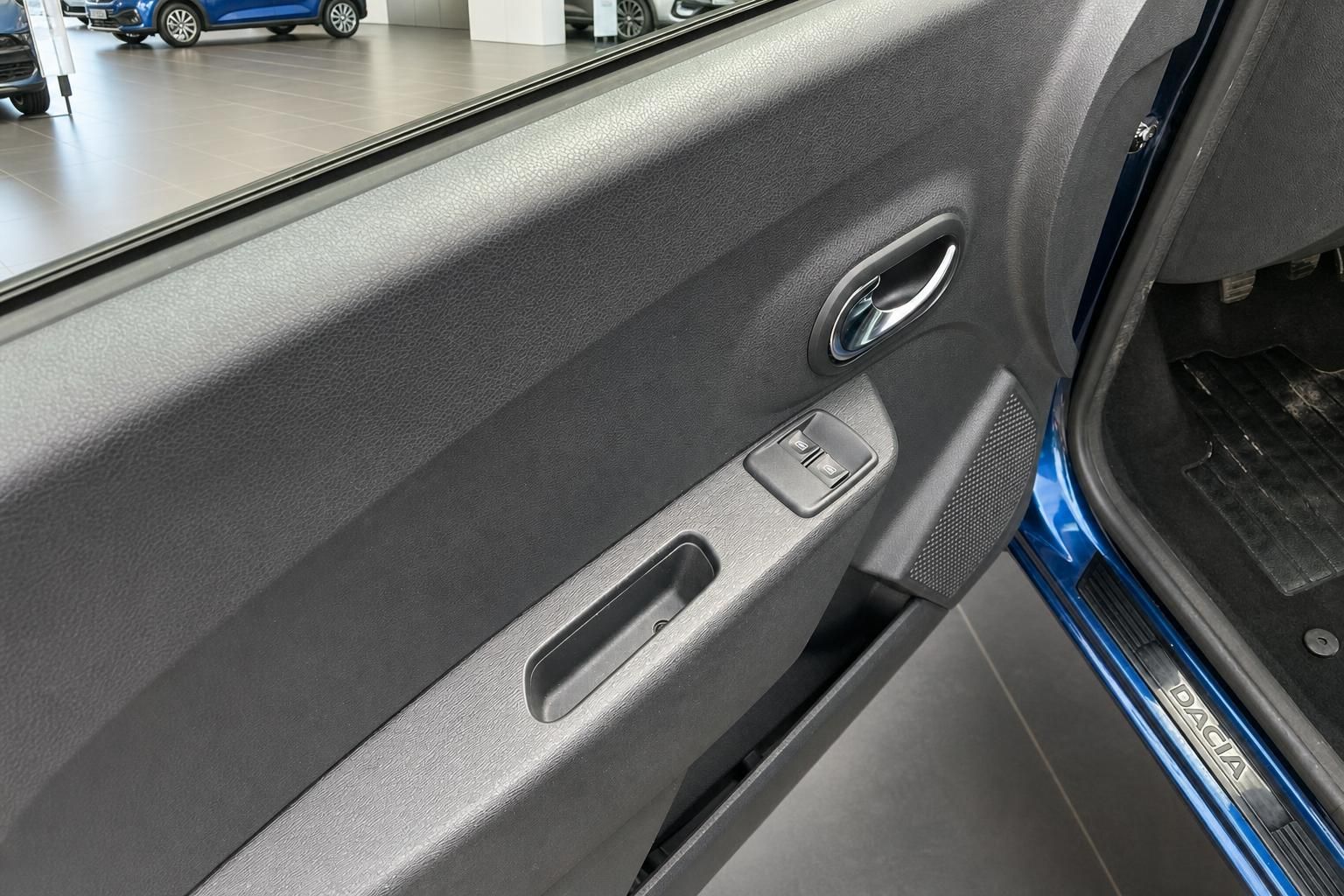 Dacia Fahrertür innen mit Fensterheber und Einstiegsleiste Detailansicht