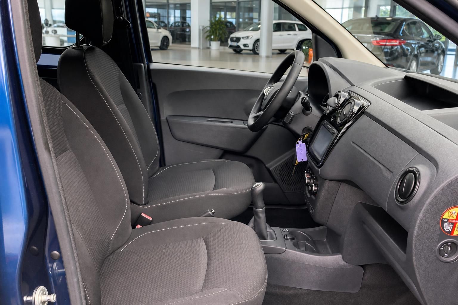 Dacia Innenraum Vordersitze und Cockpit mit Schaltung im Autohaus