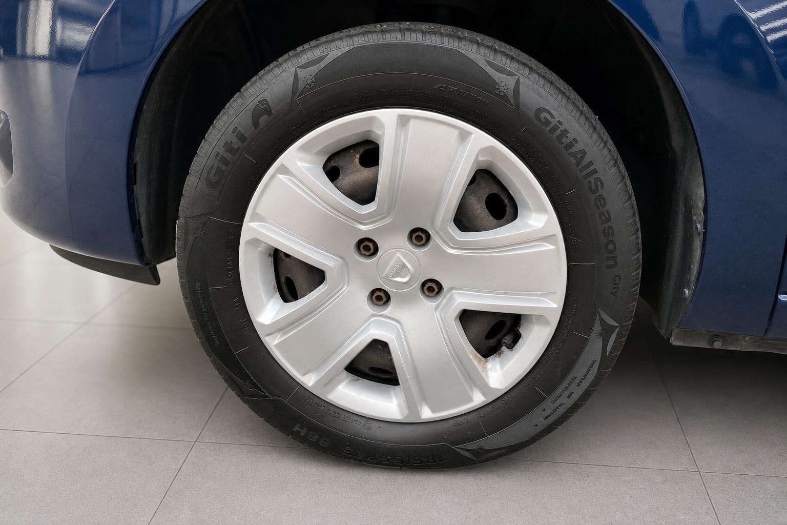 Dacia Rad mit Radkappe und Reifen Nahaufnahme in blauer Lackierung
