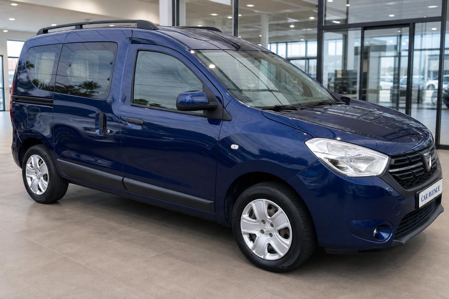 Dacia Dokker blau Frontansicht im Autohaus Ausstellungsraum