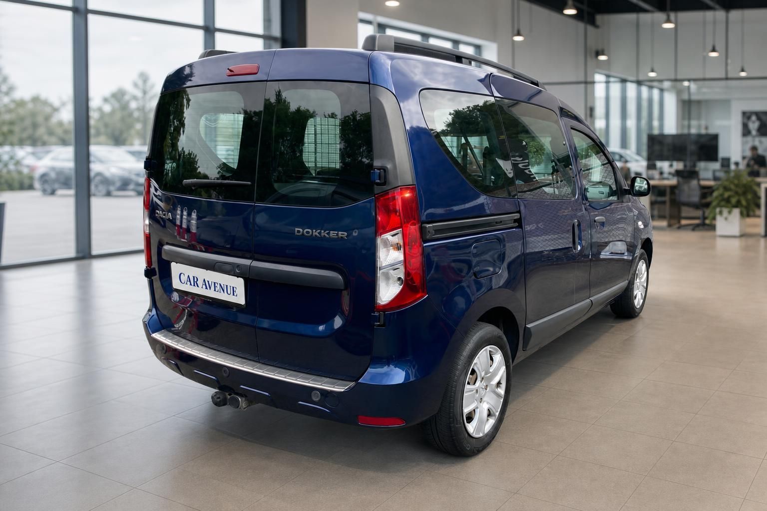 Dacia Dokker blau Heck schraeg im modernen Autohaus Showroom