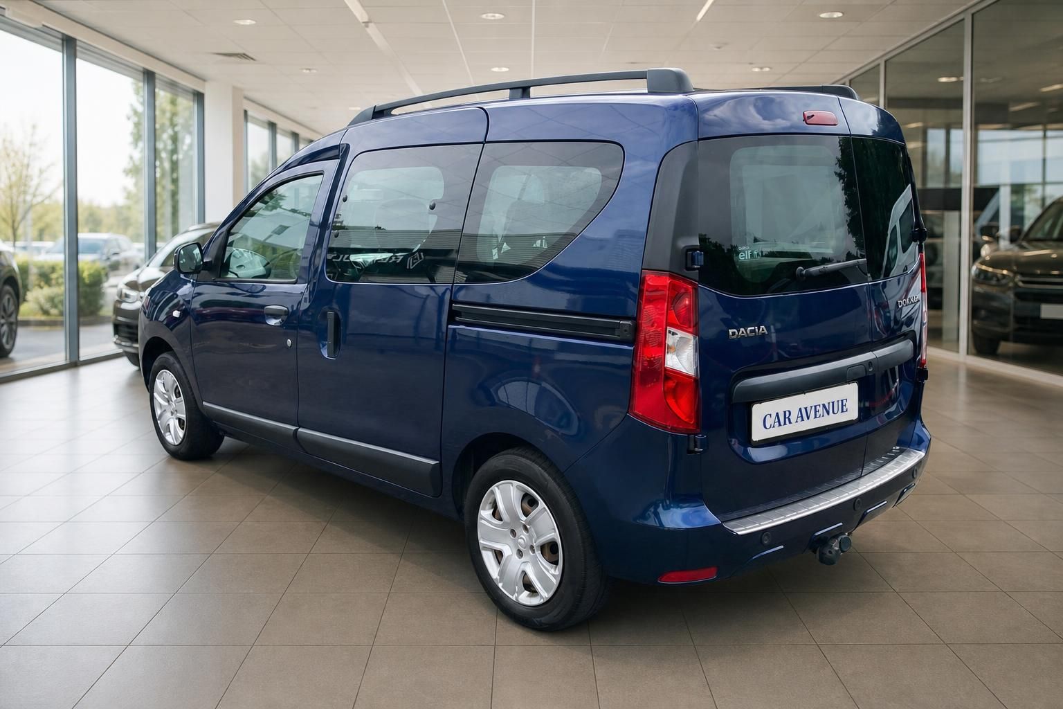 Dacia Dokker blau Heckansicht mit Anhaengerkupplung im Autohaus