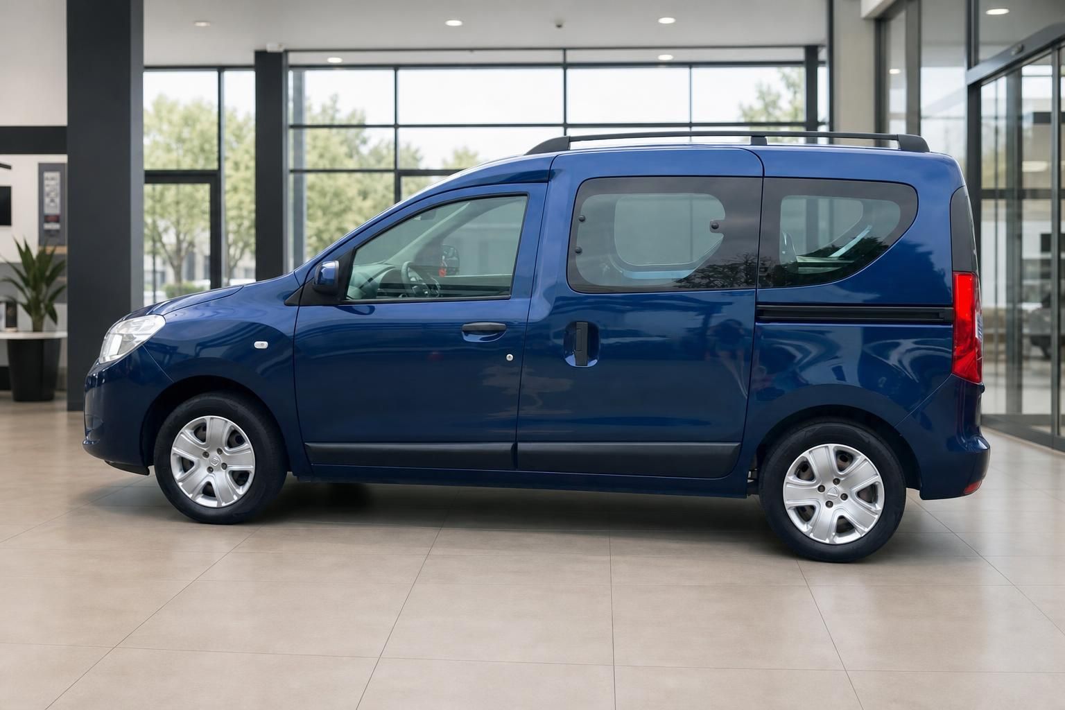 Dacia Dokker blau Seitenansicht komplett im Ausstellungsraum
