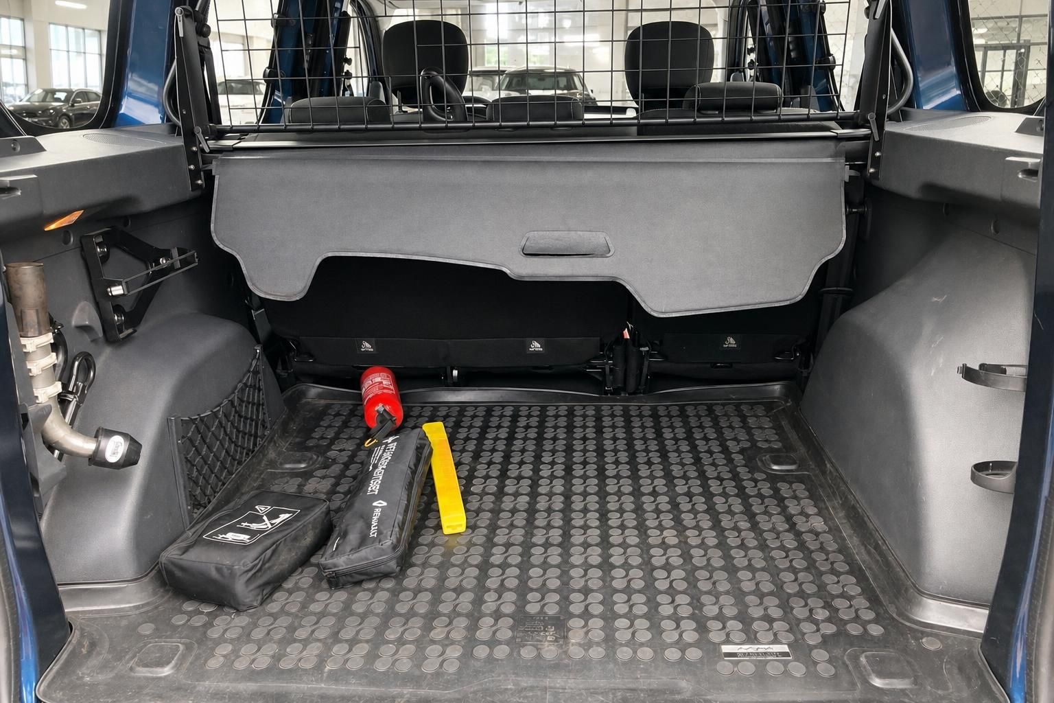 Dacia Kofferraum mit Trenngitter und Bodenmatte im Detail