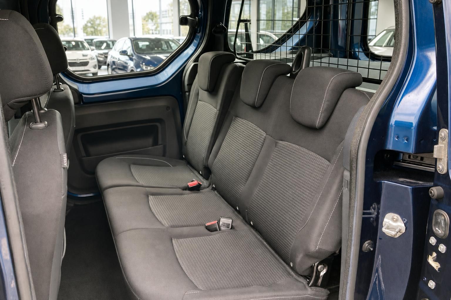 Dacia Rueckbank mit Kopfstuetzen und Trenngitter im Kombi