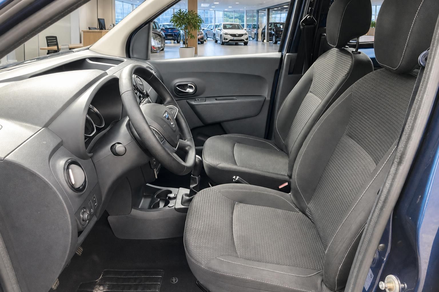 Dacia Fahrersitz und Cockpit von der Seite fotografiert