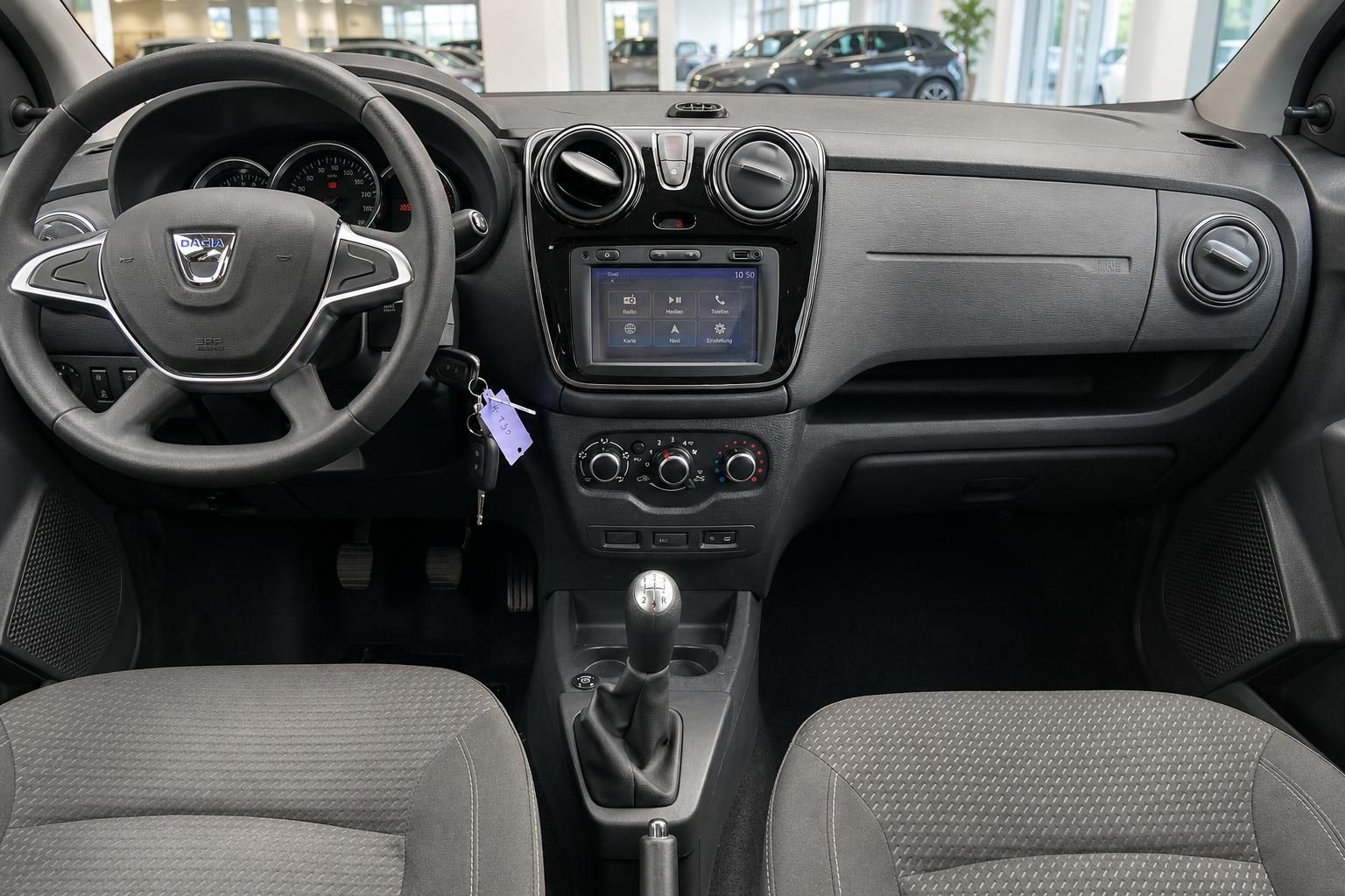 Dacia Cockpit mit Lenkrad, Navigation und Klimabedienung