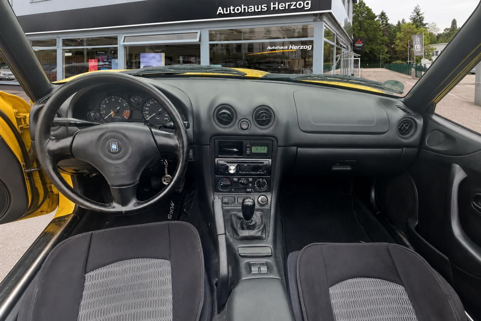 Mazda MX-5 Armaturenbrett und Lenkrad Innenansicht - Cabrio Cockpit mit Schaltgetriebe und Radio