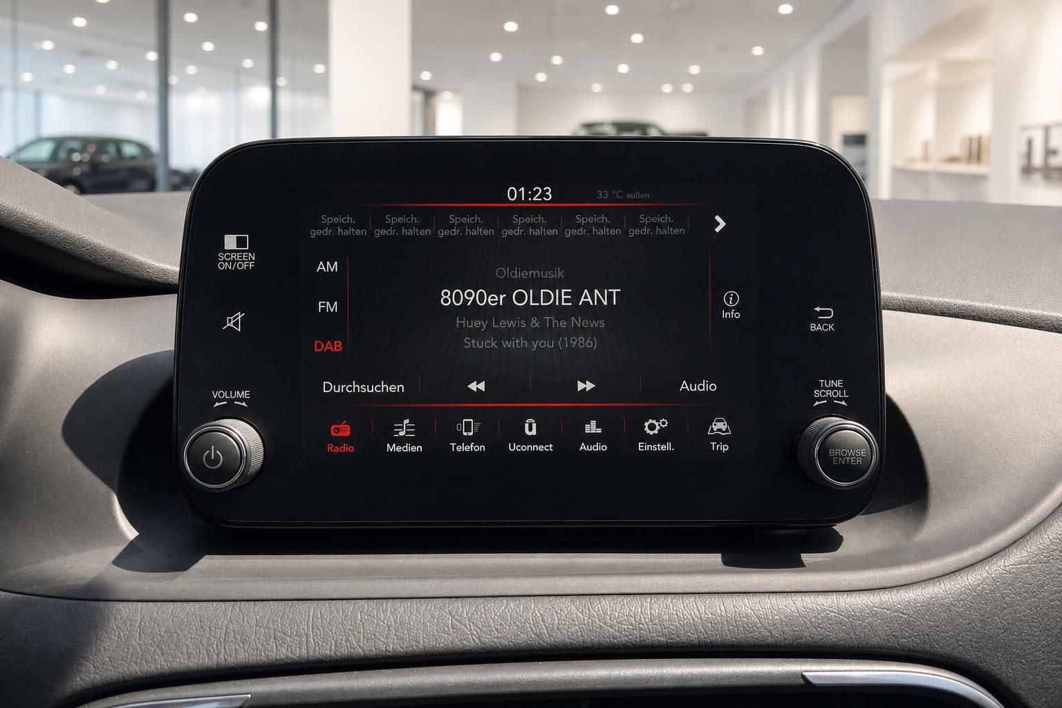 Fiat Uconnect Touchscreen Infotainment mit DAB-Radio im Fahrzeuginnenraum