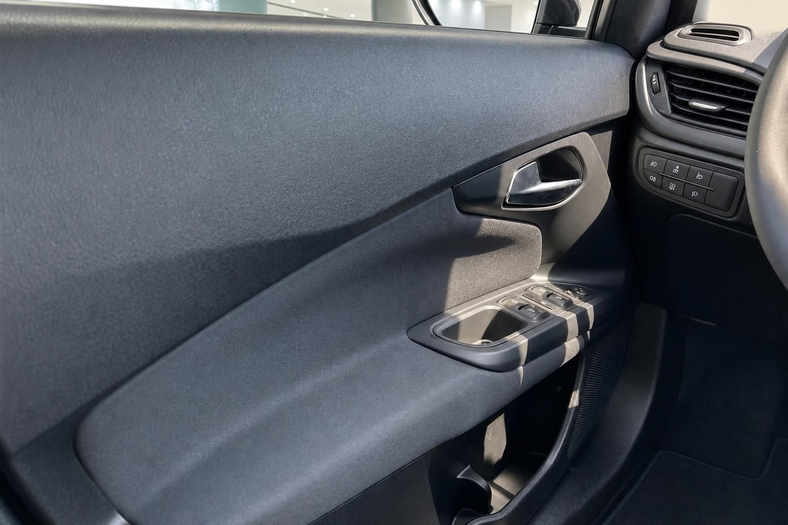 Fiat Fahrzeuginnenraum Fahrertür mit Türverkleidung, Griff und elektrischen Fensterhebern
