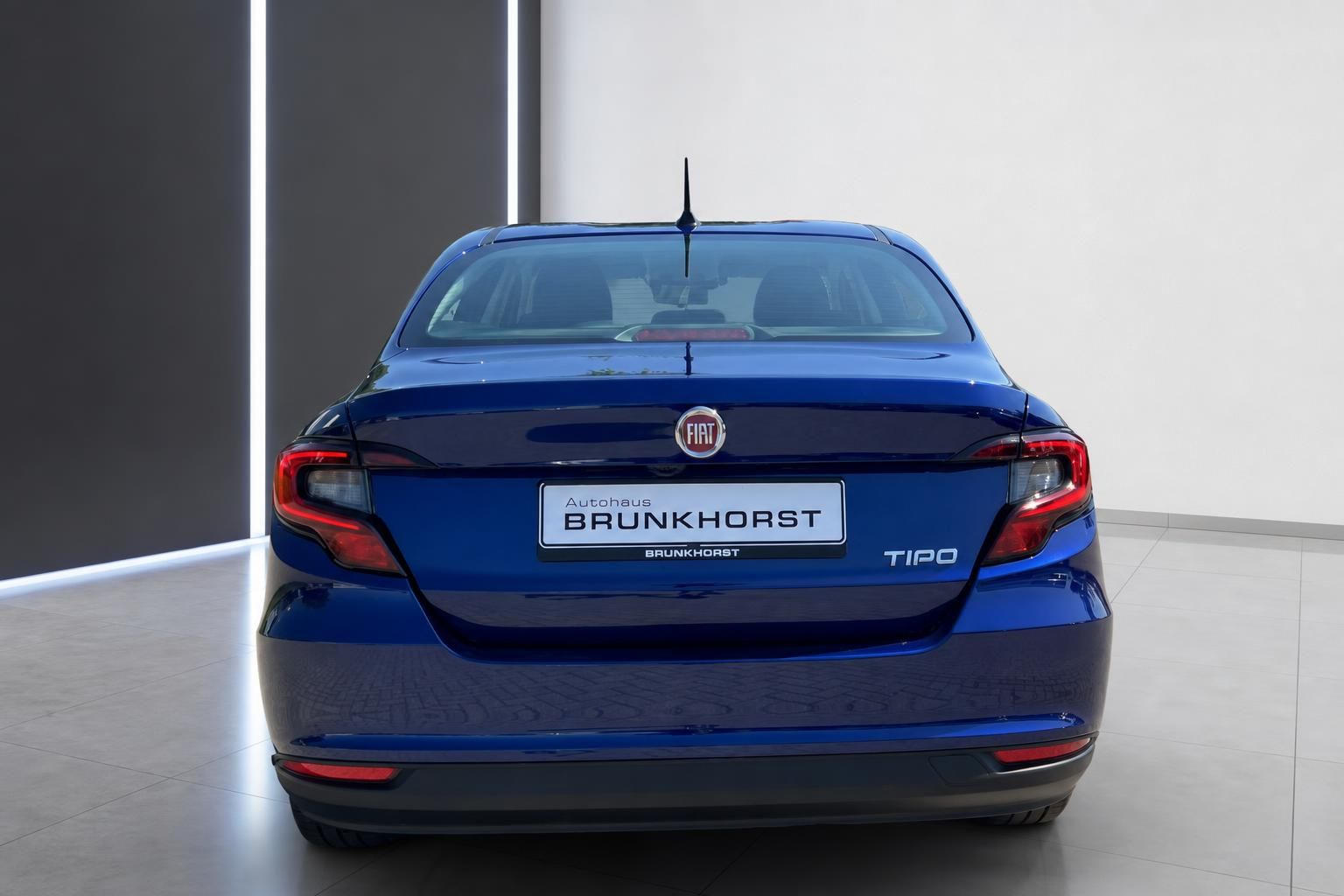 Fiat Tipo Limousine blau Heckansicht im Autohaus Brunkhorst Showroom