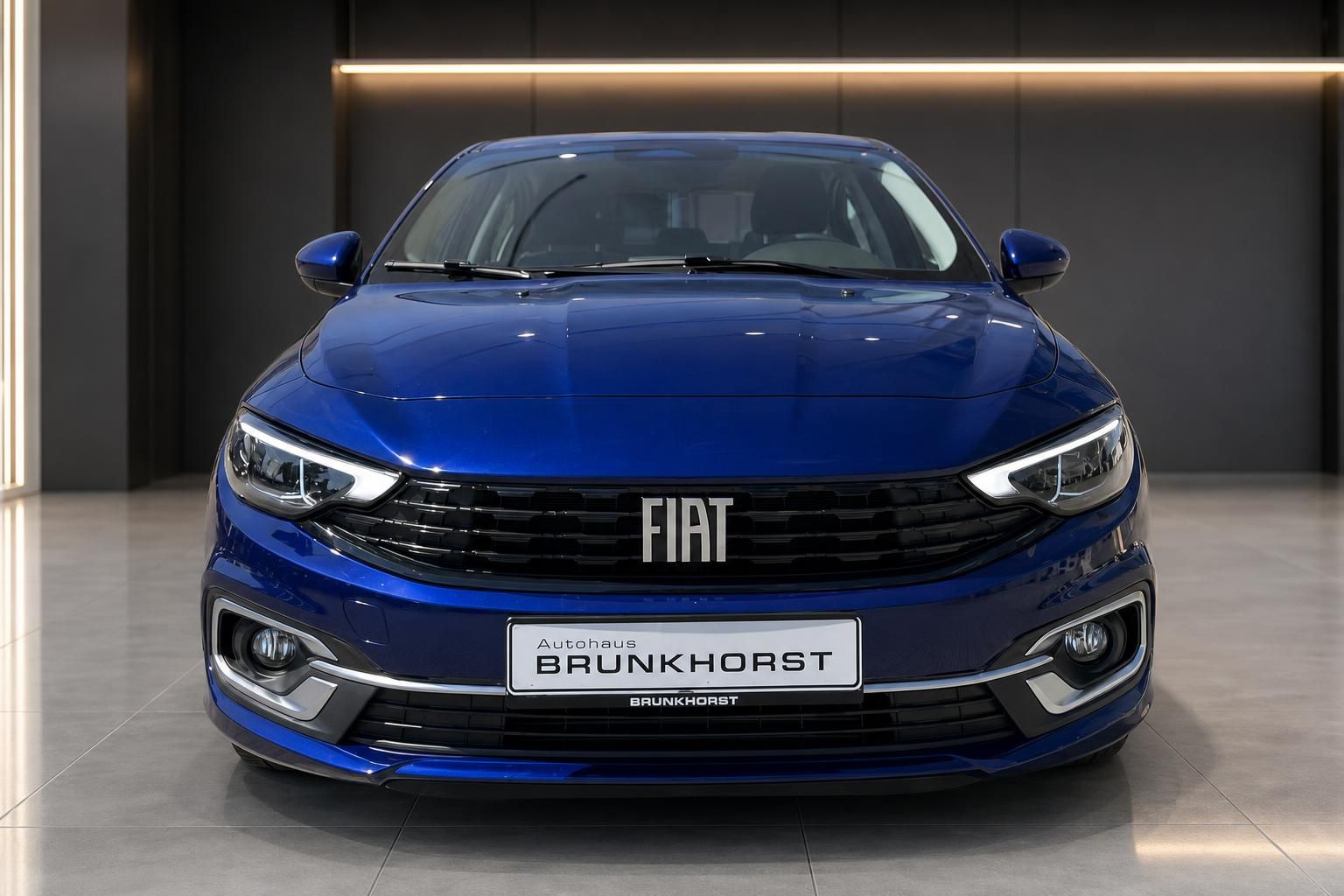 Fiat Tipo Limousine blau Frontansicht mit LED-Scheinwerfern im Autohaus Brunkhorst