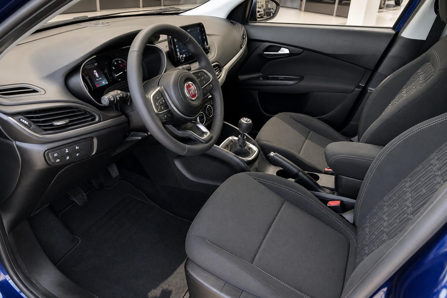 Fiat Tipo Innenraum Fahrerseite mit Sportsitzen, Lenkrad und Mittelkonsole