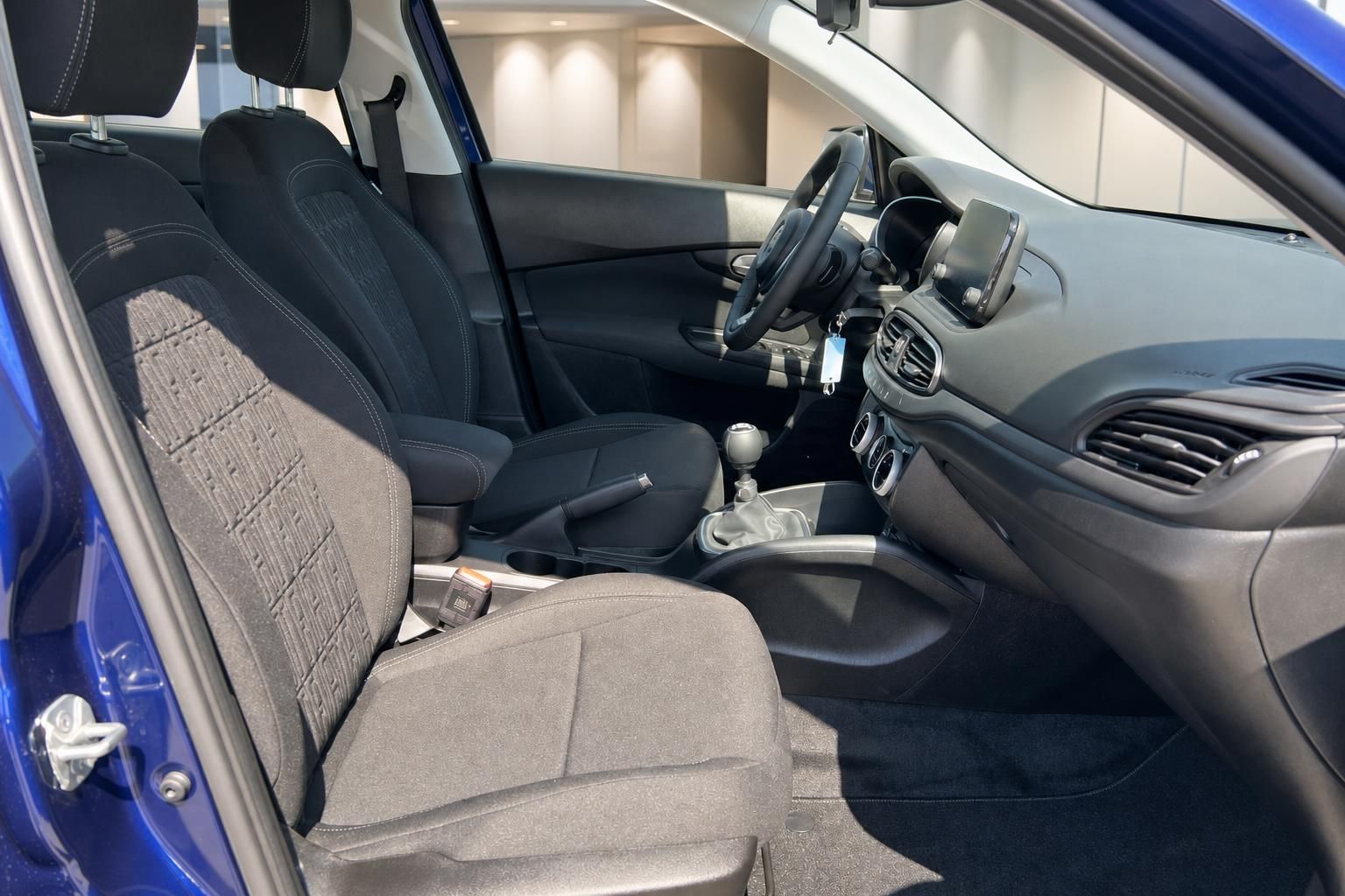 Fiat Tipo Innenraum Vordersitze mit Schaltgetriebe, Armaturenbrett und Infotainmentsystem