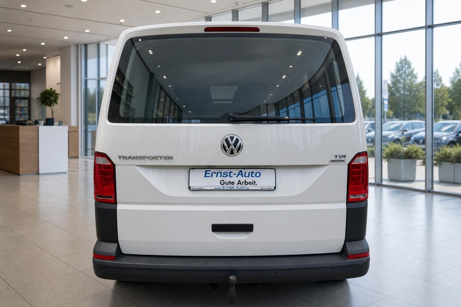VW Transporter T6 TDI 4Motion weiss Heckansicht im Autohaus – Gebrauchtwagen kaufen