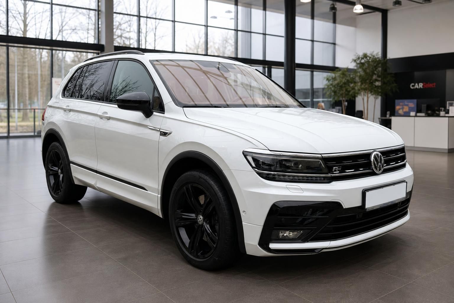VW Tiguan R-Line weiss Frontansicht im Autohaus schwarze Felgen SUV