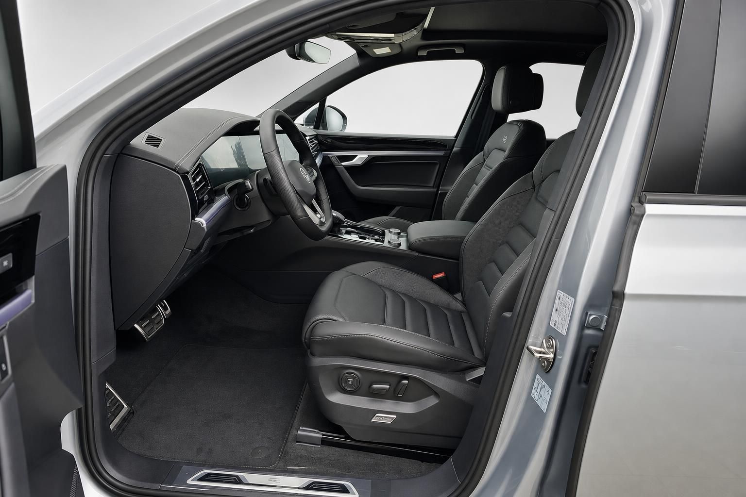 Innenraum VW Touareg mit schwarzen Ledersitzen und Cockpit