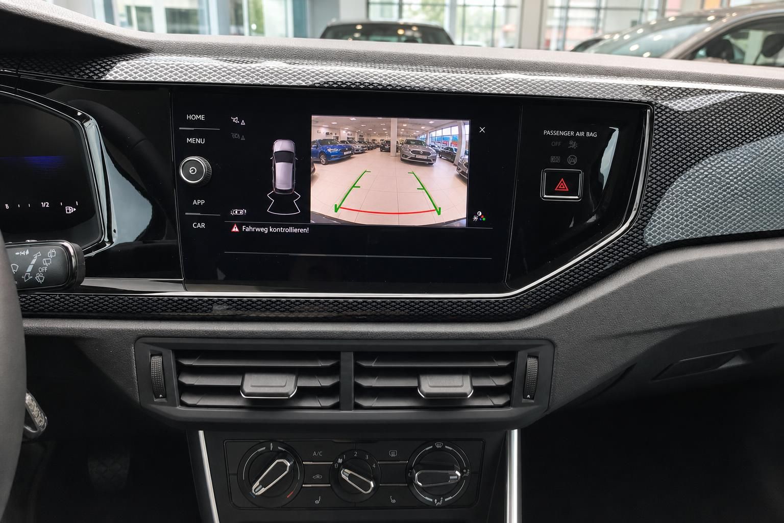 VW Polo Innenraum Infotainment-Display mit Rückfahrkamera und Einparkhilfe
