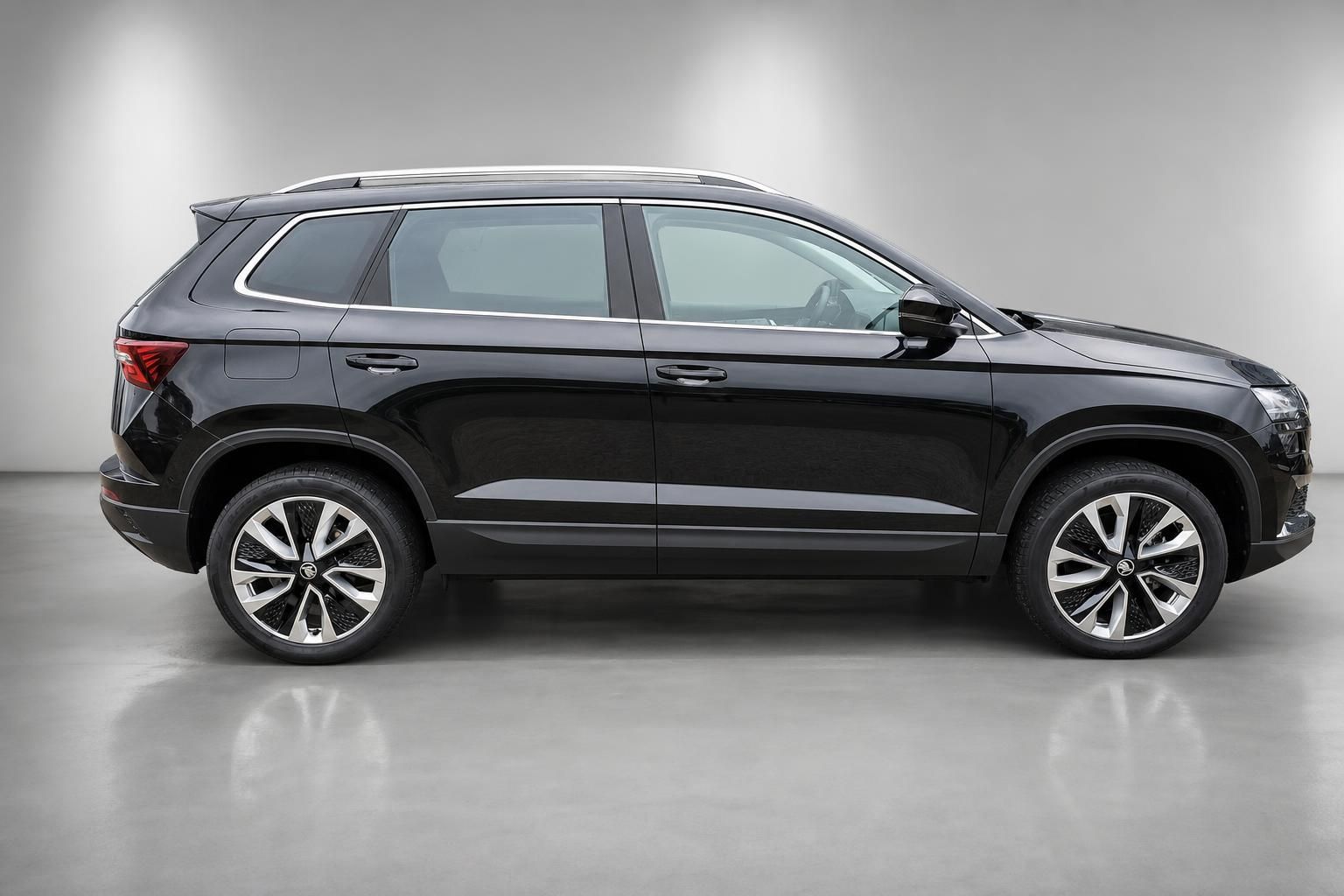 Skoda Karoq schwarz metallic Seitenansicht SUV Studioaufnahme