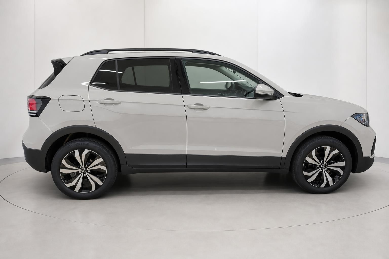 VW T-Cross SUV in Weiss, Seitenansicht im Fotostudio