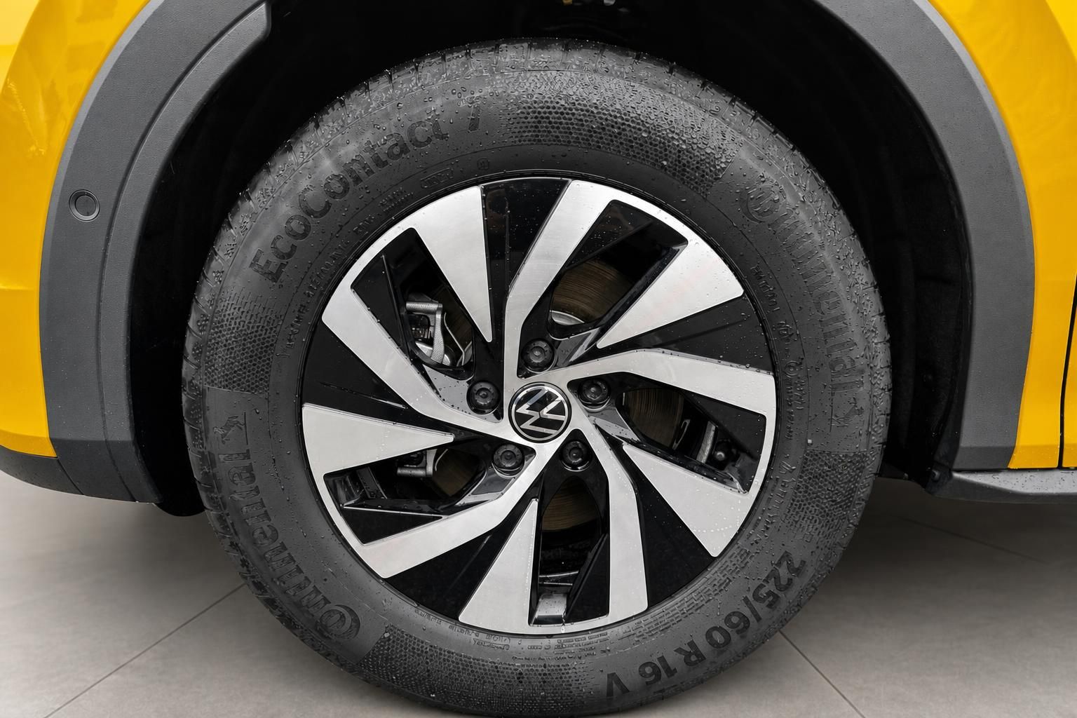 VW Felge mit Continental EcoContact Reifen 225/60 R16 V an gelbem Volkswagen SUV