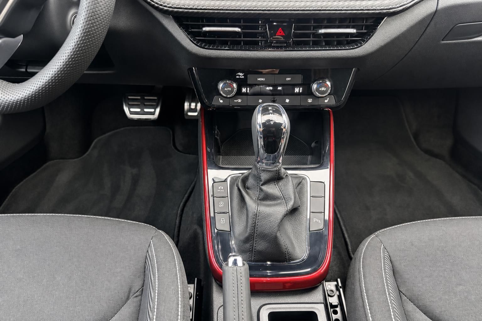 Fahrzeug Innenraum mit Mittelkonsole, Schaltknauf und Klimabedienung in sportlichem Design mit roten Akzenten