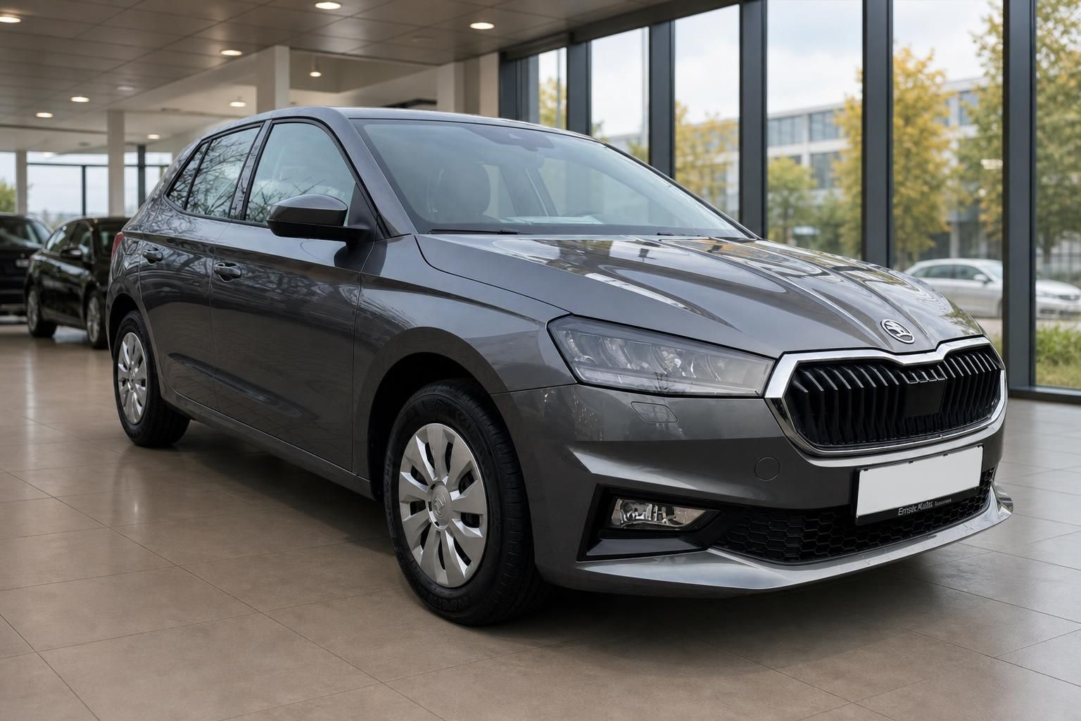 Škoda Fabia grau Schrägansicht frontal im Autohaus – kompakter Kleinwagen in gepflegtem Zustand