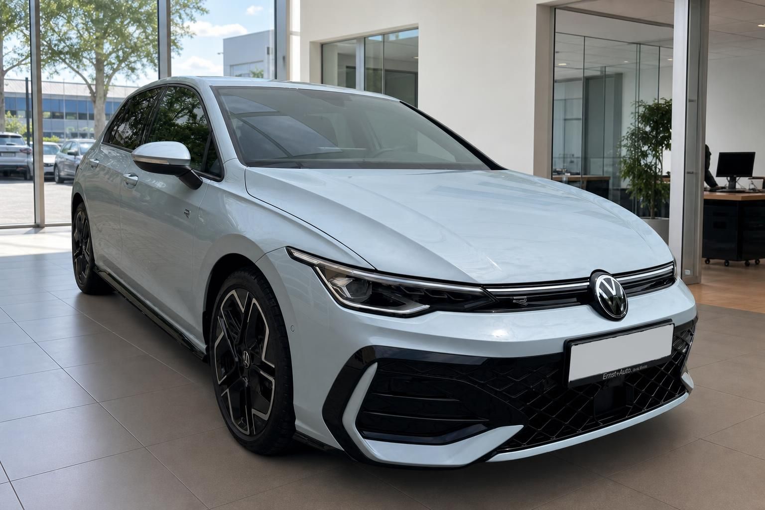 VW Golf R-Line weiß Frontansicht im Autohaus – sportlicher Kompaktwagen mit schwarzen Felgen