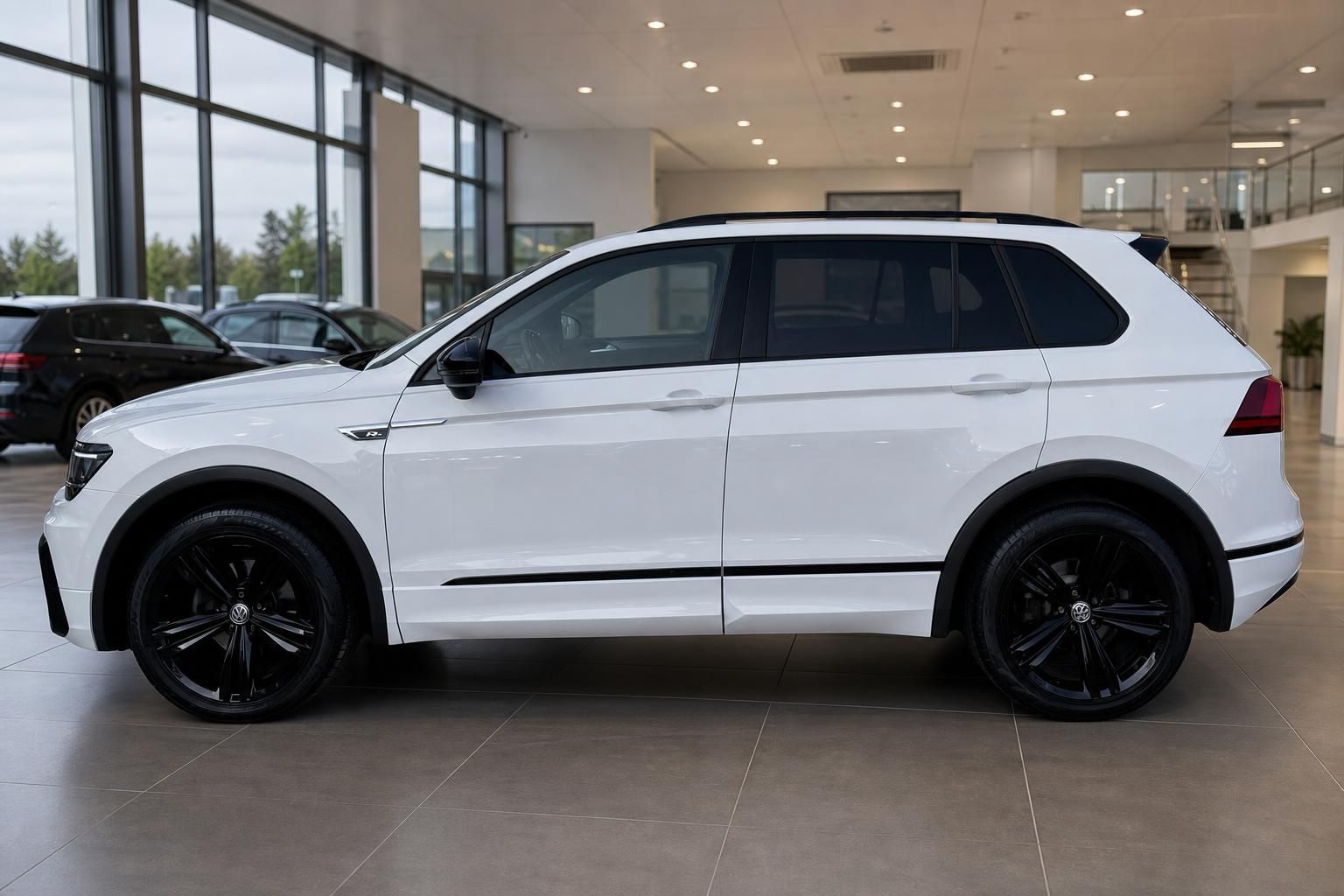 VW Tiguan R-Line weiss Seitenansicht schwarze Felgen Autohaus
