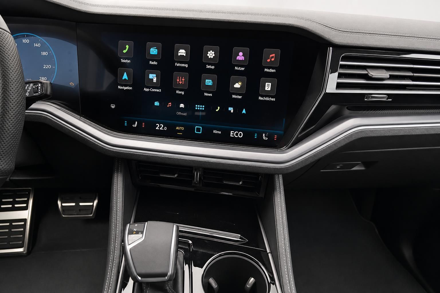 Innenraum mit Touchscreen-Infotainmentsystem und Mittelkonsole im VW