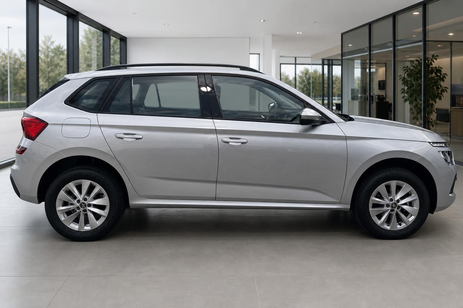 Škoda Kamiq silber Seitenansicht im Autohaus – kompakter SUV mit Leichtmetallfelgen
