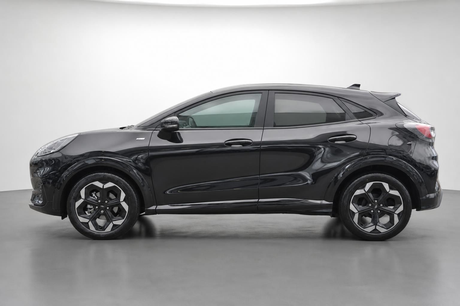 Ford Puma schwarz Seitenansicht im Autohaus