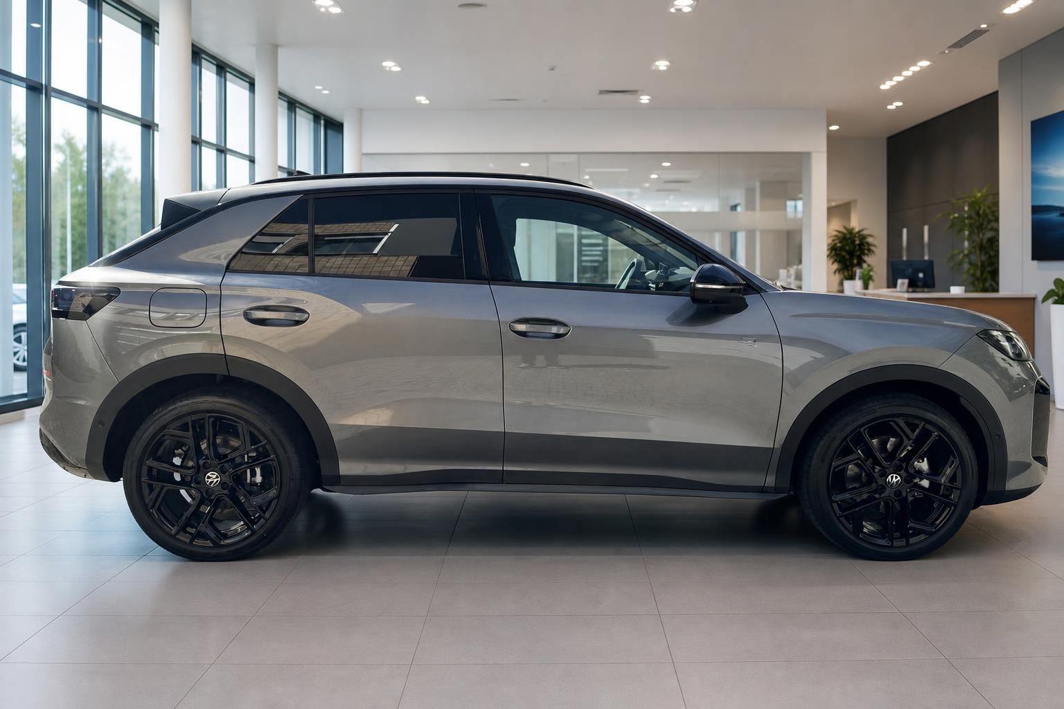 Volkswagen SUV grau Seitenansicht im Autohaus – schwarze Felgen, modernes Design