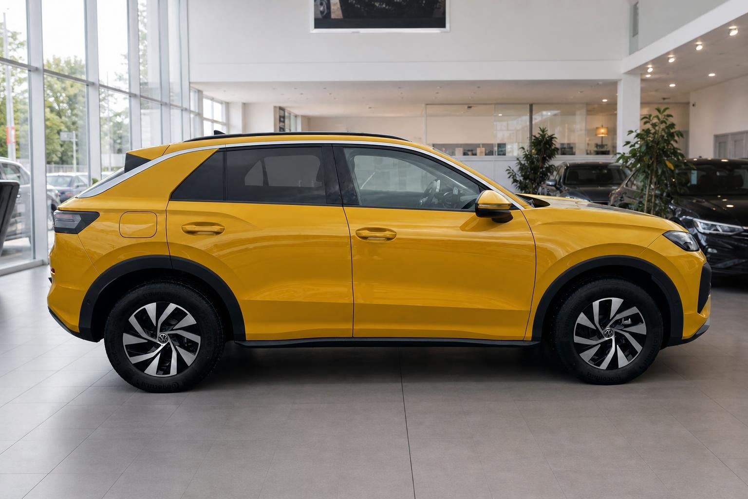 VW ID.4 gelb Seitenansicht im Autohaus – Elektro-SUV Volkswagen