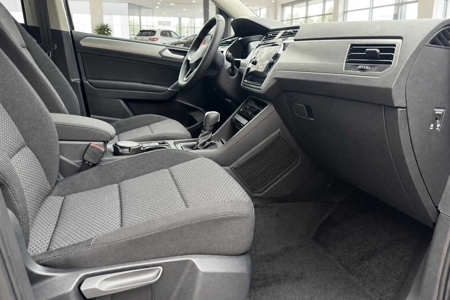 VW Touran Innenraum – Vordersitze mit Stoff-Alcantara-Bezug, Mittelkonsole und Touchscreen-Infotainment