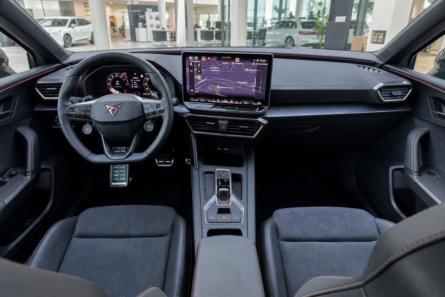 CUPRA Innenraum mit Alcantara-Lenkrad, digitalem Cockpit und großem Navigationsdisplay