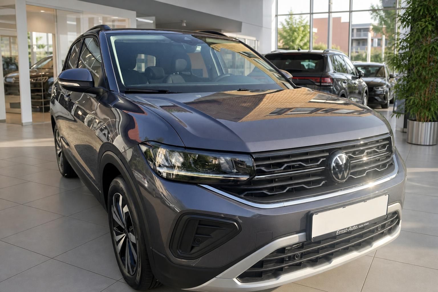VW T-Cross grau metallic Frontansicht im Autohaus – VW SUV Neuwagen