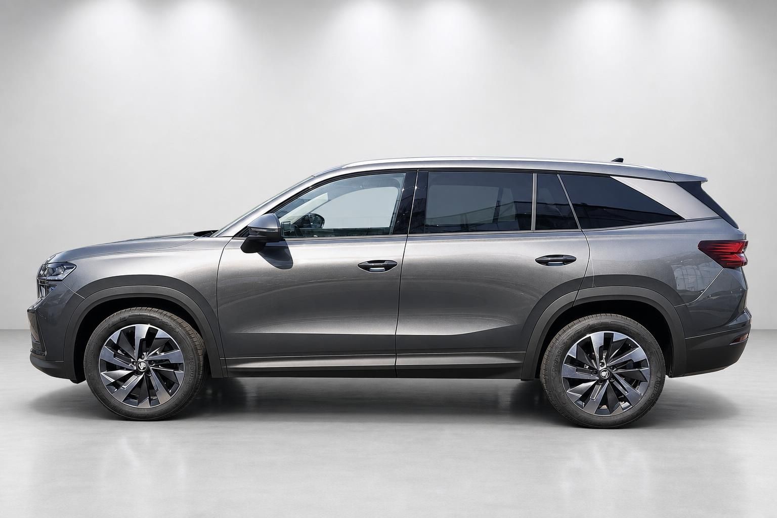 Grauer SUV Seitenansicht im Studio, moderne Felgen und Design