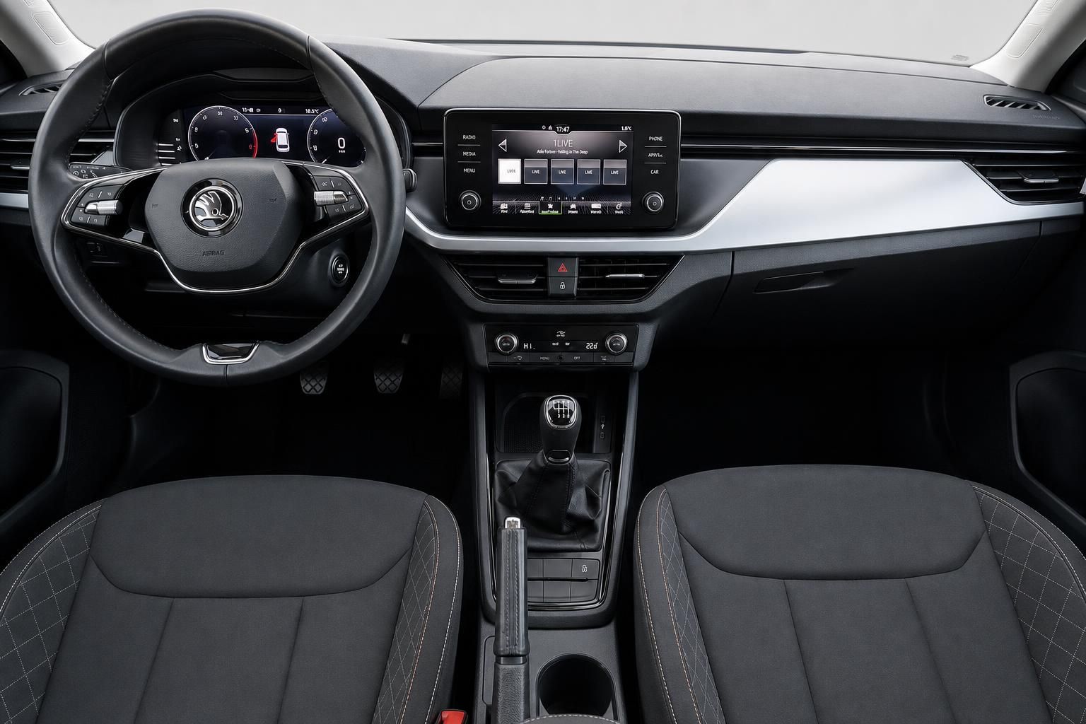Skoda Innenraum mit Cockpit, Lenkrad und Touchscreen-Infotainmentsystem