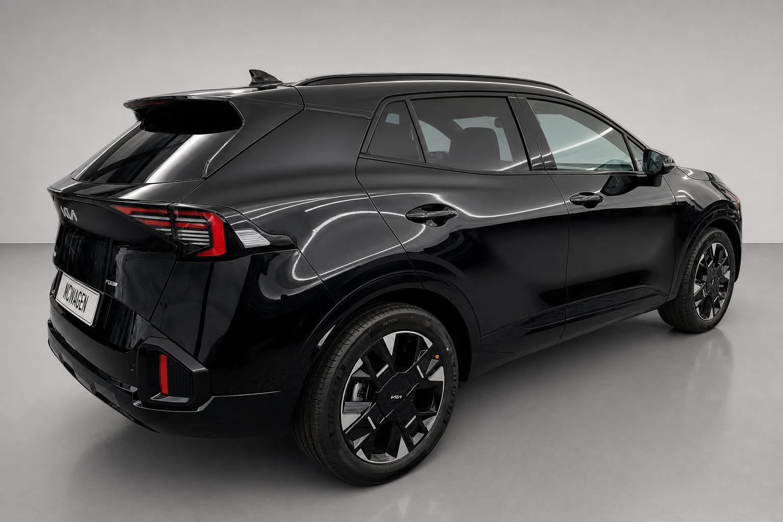 Kia SUV in Schwarz metallic, Heckansicht schraeg im Studio