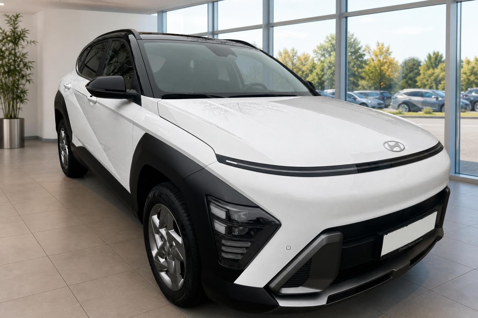 Hyundai Kona SUV in Weiß – Frontansicht im Autohaus-Showroom