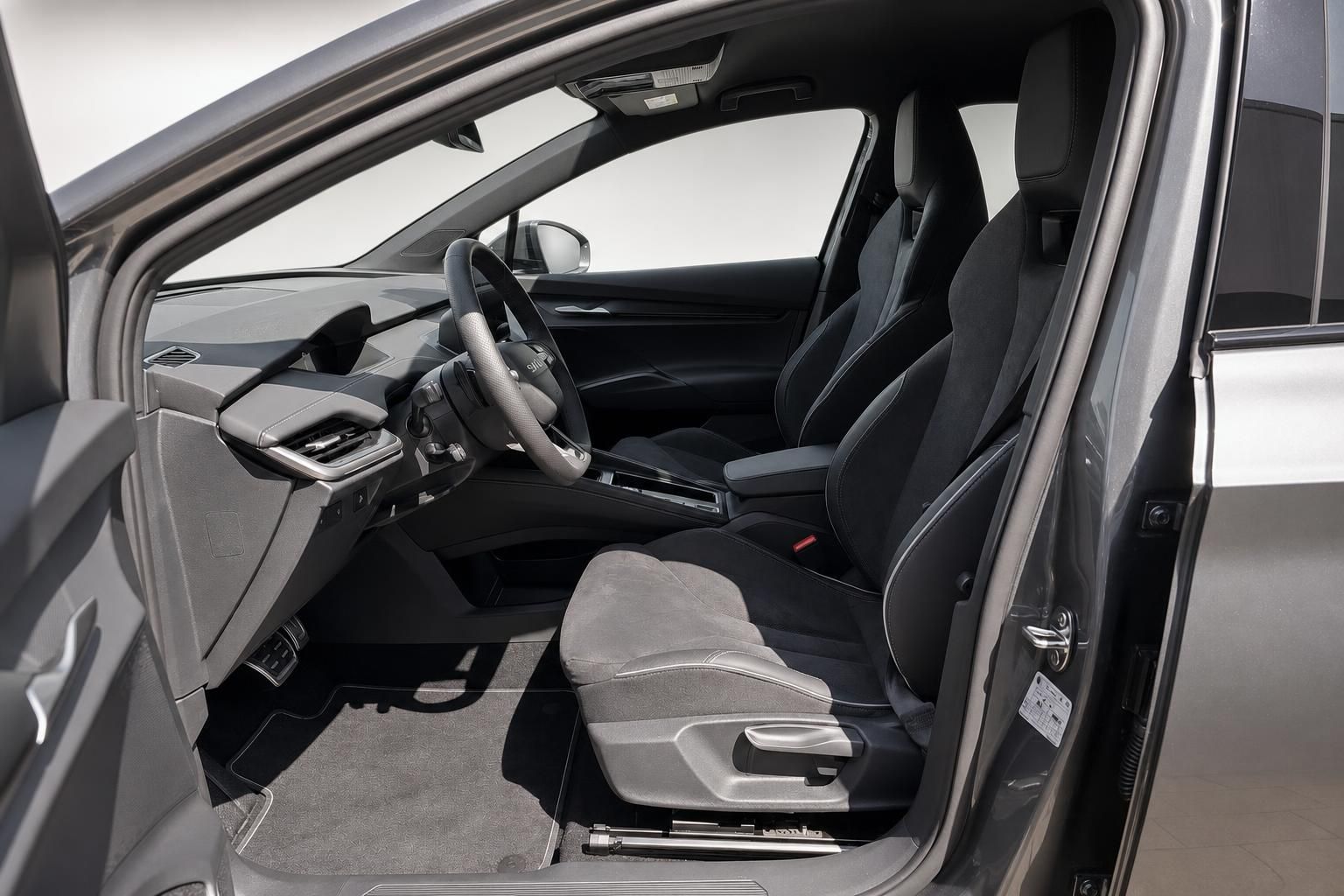 Innenraum Fahrzeug mit schwarzen Sportsitzen und Cockpit, offene Fahrertuer